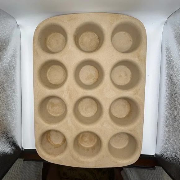 EUC Pampered Chef Family Heritage Classic 12 Cup Muffin Pan
